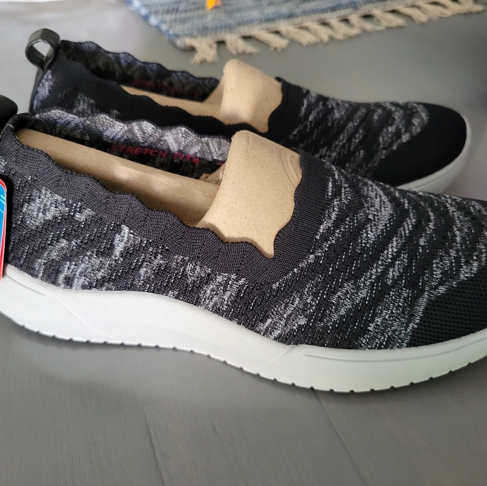 NWT Skechers Neutral Black White Memory Foam Size 8.5 Wide Foot